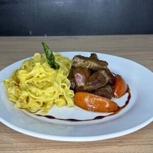 Tallarines en salsa huancaina con lomo saltado - Image 2